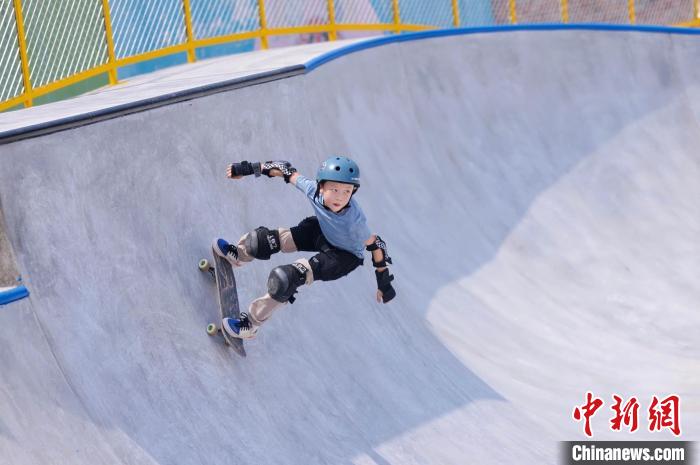 中国轮滑（滑板）公开赛宁波开赛 延续奥运滑板热  第2张