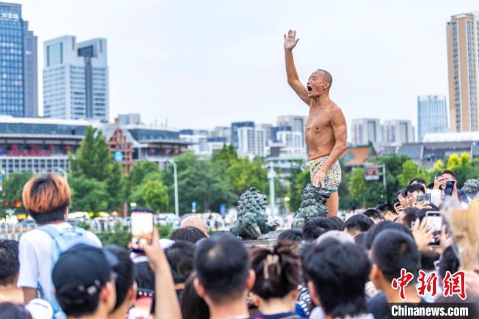 述评：为何天津“跳水大爷	”能入选年度慈孝人物？  第2张