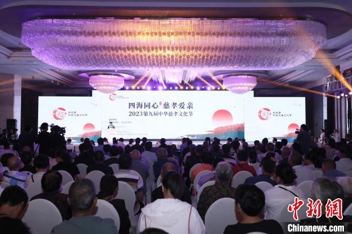 述评：为何天津“跳水大爷”能入选年度慈孝人物？  第4张